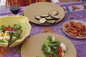 Gegrillte Scampi und Auberginenscheiben, dazu Salat und frisches Baguette - Foto: Maja Waburg